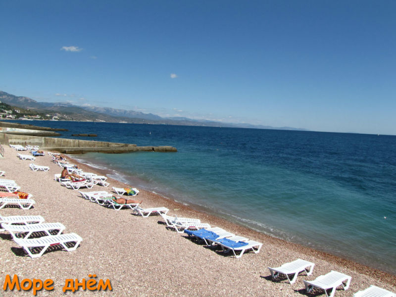 Пляж Профессорского уголка днем