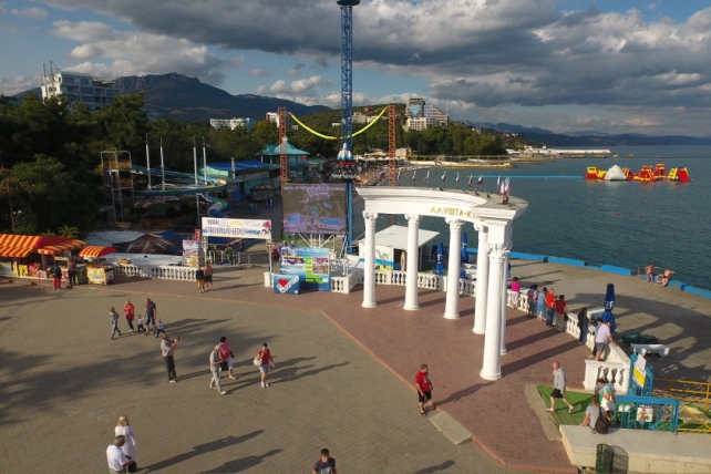 Набережная Алушты в курортный сезон